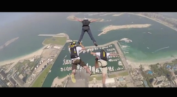 【閲覧注意動画】ドバイの超高層ビルから飛び降りた視点映像が失神してしまうくらい恐ろしい | ロケットニュース24