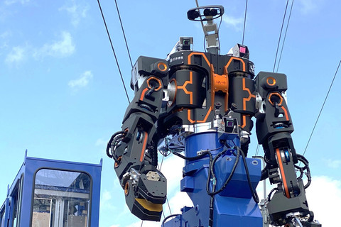 JR西日本、人型重機ロボットと工事用車両を融合させた鉄道重機開発 - マイナビニュース